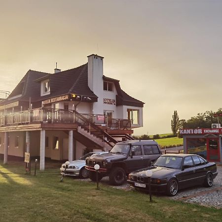 Hotelik Dworek Legnickie Pole 4Km Od Legnicy Exterior foto