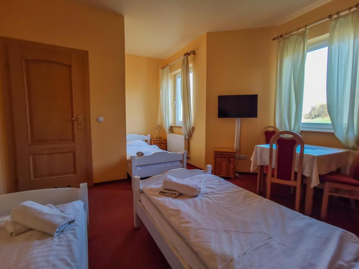 Hotelik Dworek Legnickie Pole 4Km Od Legnicy Exterior foto