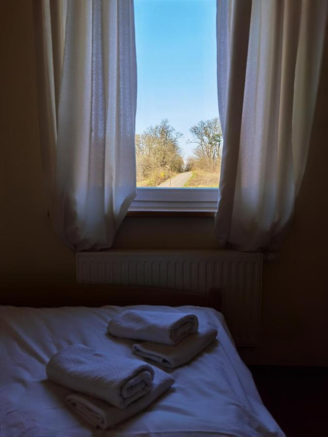 Hotelik Dworek Legnickie Pole 4Km Od Legnicy Exterior foto