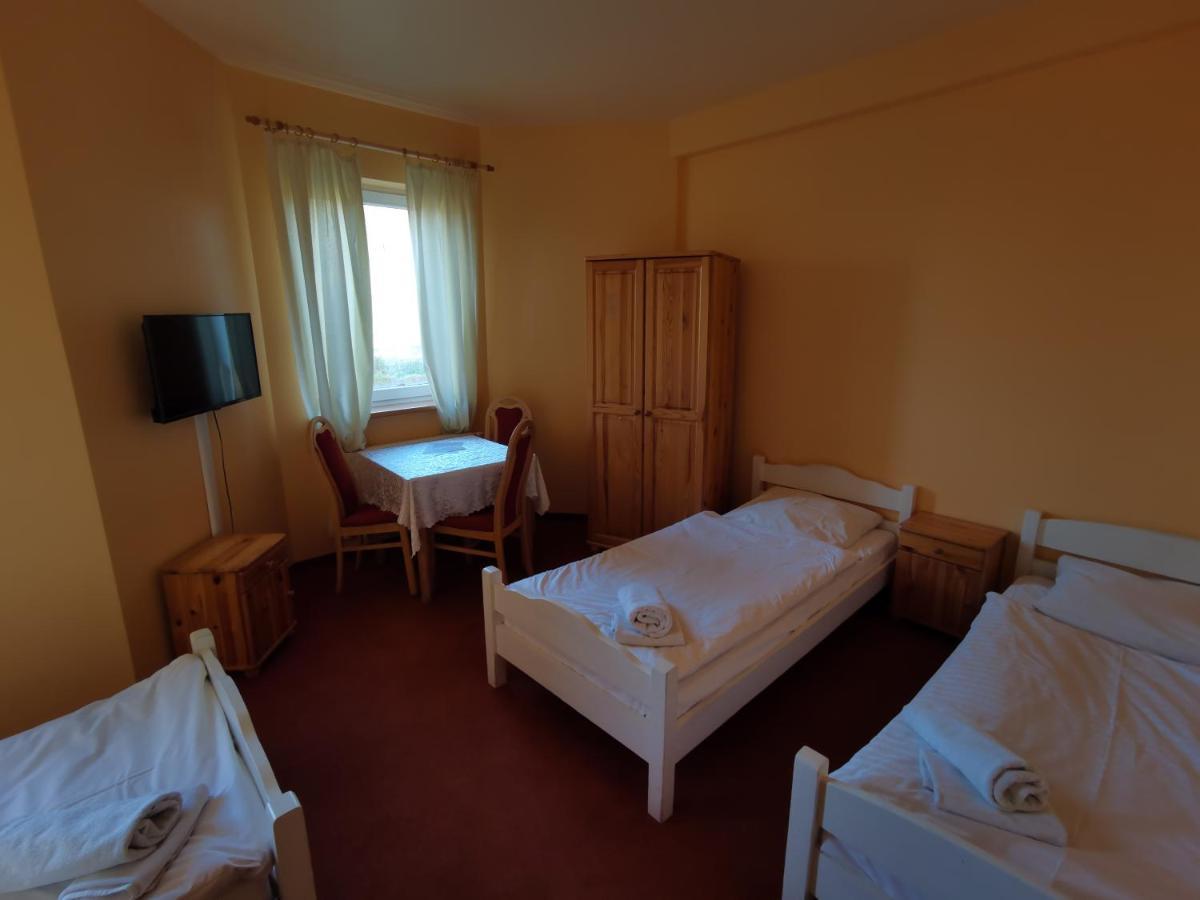Hotelik Dworek Legnickie Pole 4Km Od Legnicy Exterior foto