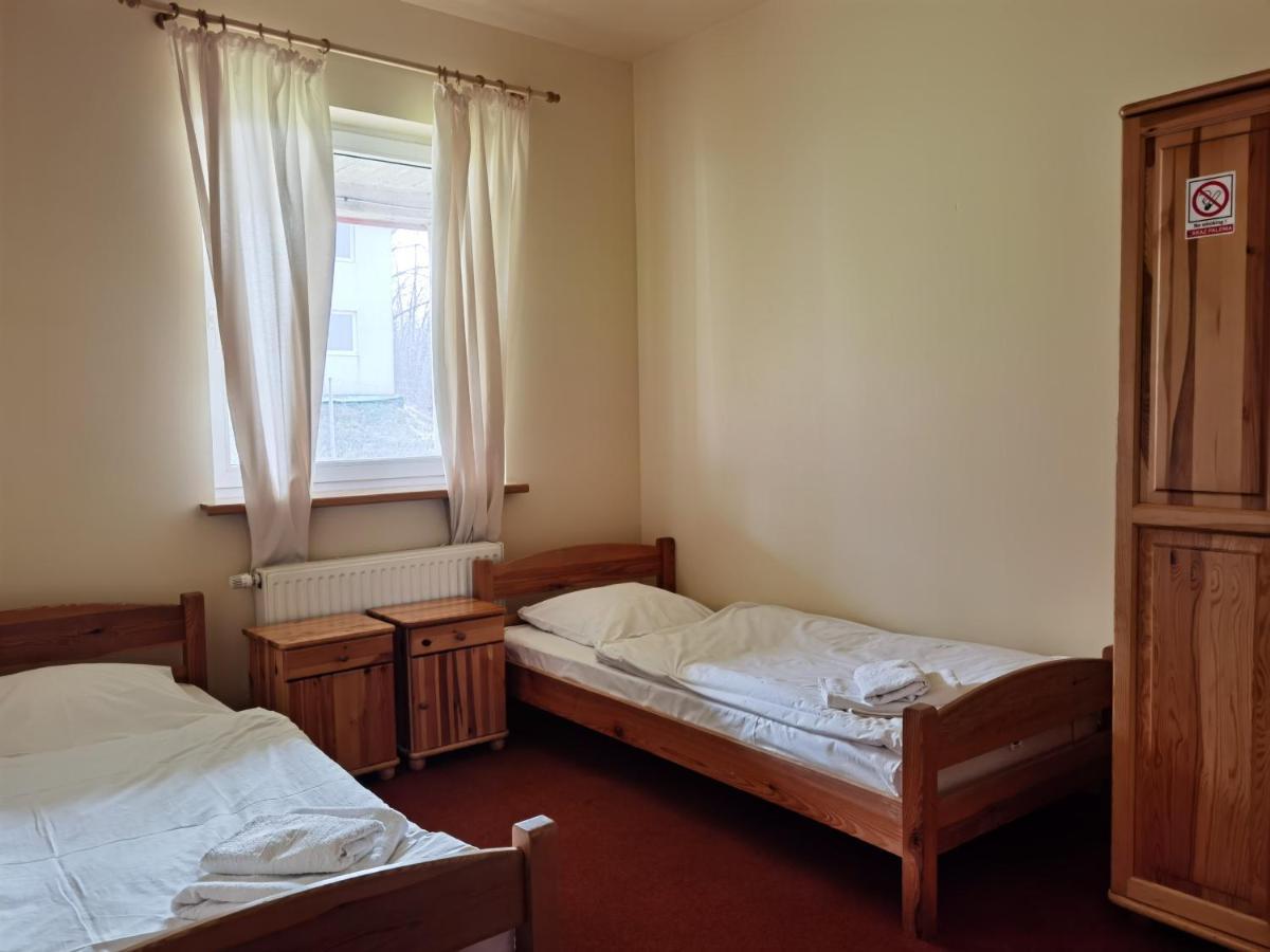 Hotelik Dworek Legnickie Pole 4Km Od Legnicy Exterior foto