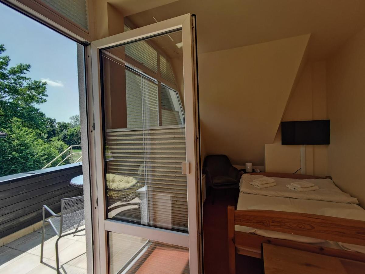 Hotelik Dworek Legnickie Pole 4Km Od Legnicy Exterior foto