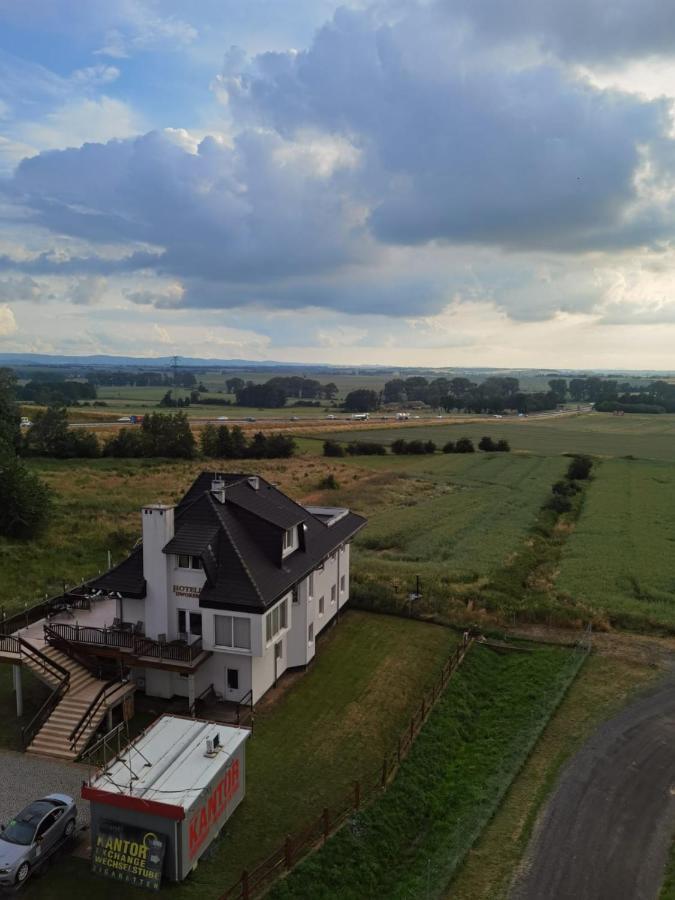 Hotelik Dworek Legnickie Pole 4Km Od Legnicy Exterior foto
