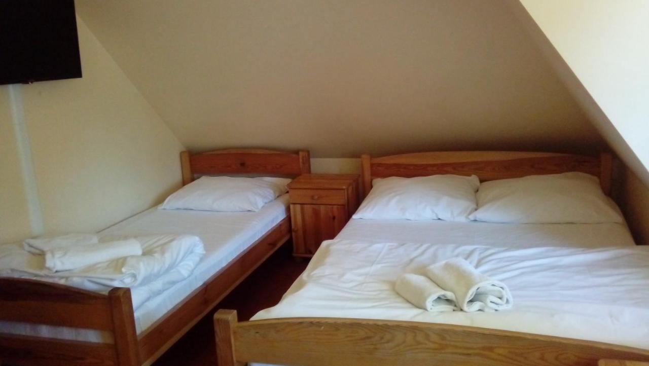 Hotelik Dworek Legnickie Pole 4Km Od Legnicy Exterior foto