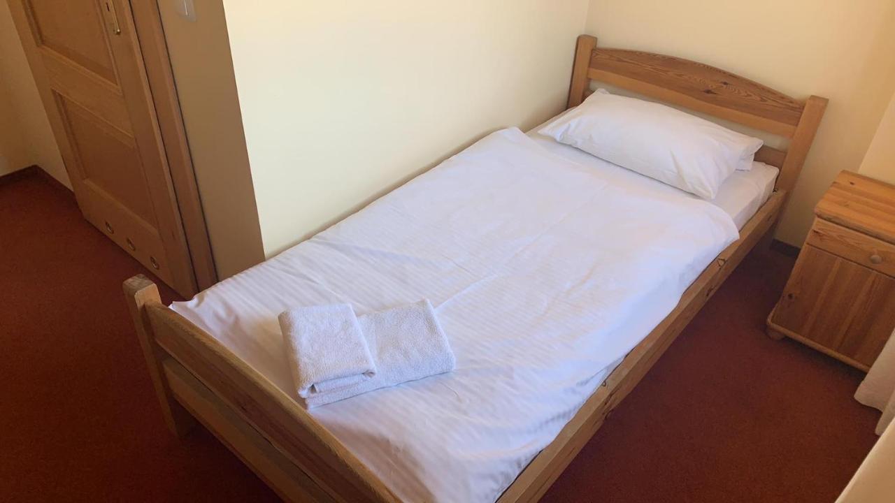 Hotelik Dworek Legnickie Pole 4Km Od Legnicy Exterior foto